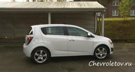 Обзорная фотоподборка Chevrolet Sonic 2012 хэтчбек