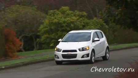 Обзорная фотоподборка Chevrolet Sonic 2012 хэтчбек